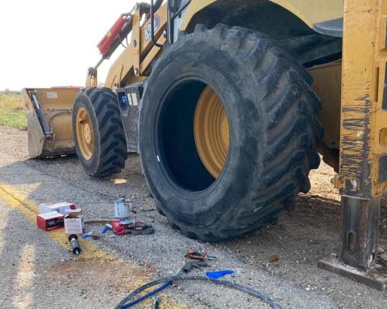 תיקון פנצ'ר לטרקטורים ושופלים פנדה שירותי דרך