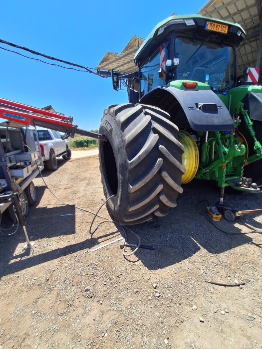 החלפת צמיג לטרקטור