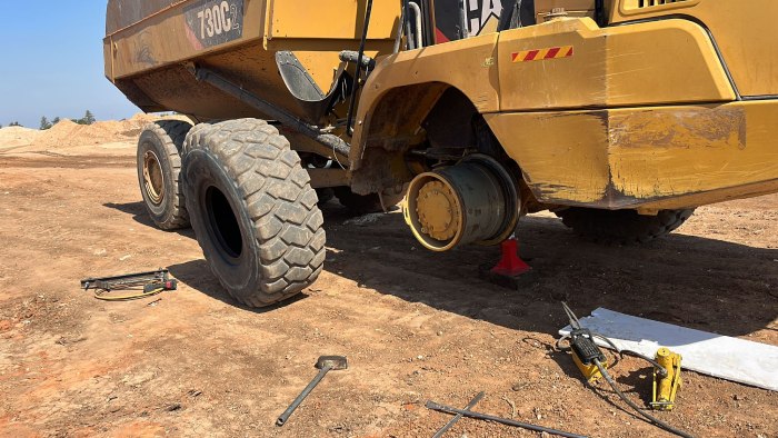 חילוץ פנצ'ר למשאית פירקית CAT 730C2 בשטח