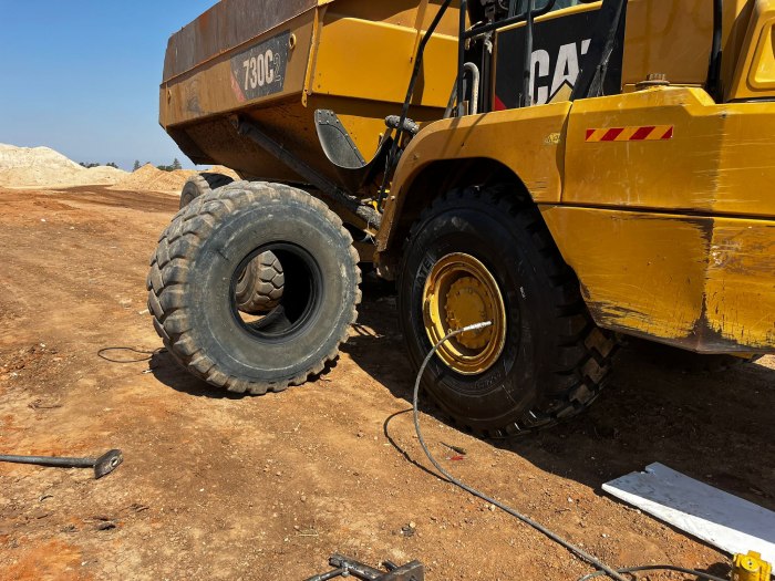חילוץ פנצ'ר למשאית פירקית CAT 730C2 בשטח