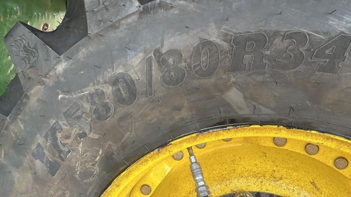החלפת צמיג בשטח לקטפת כותנה 7760