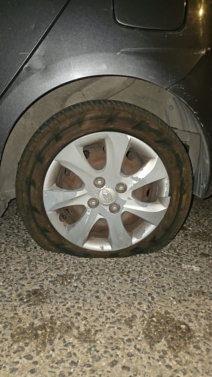 צמיג ריק לגמרי ברכב פרטי שעומד בצד הדרך