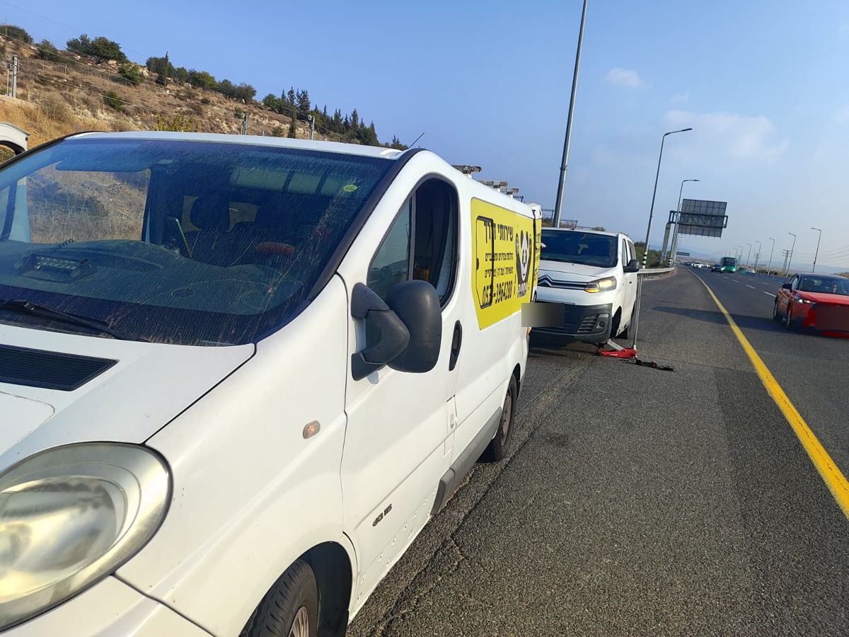 ניידת שירות של פנדה ורכב תקוע בשוליים של כביש מהיר