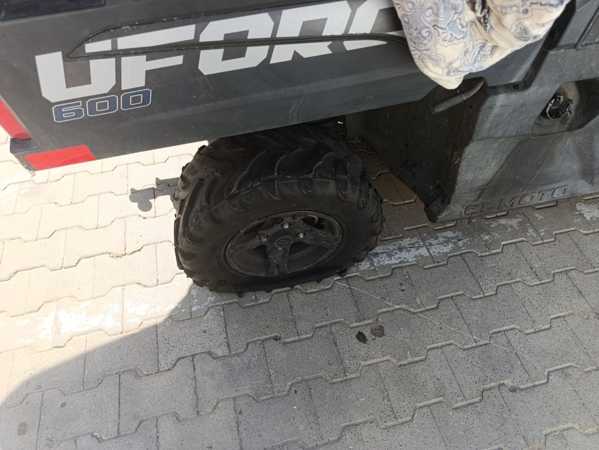 רכב שטח עם צמיג אחורי ריק