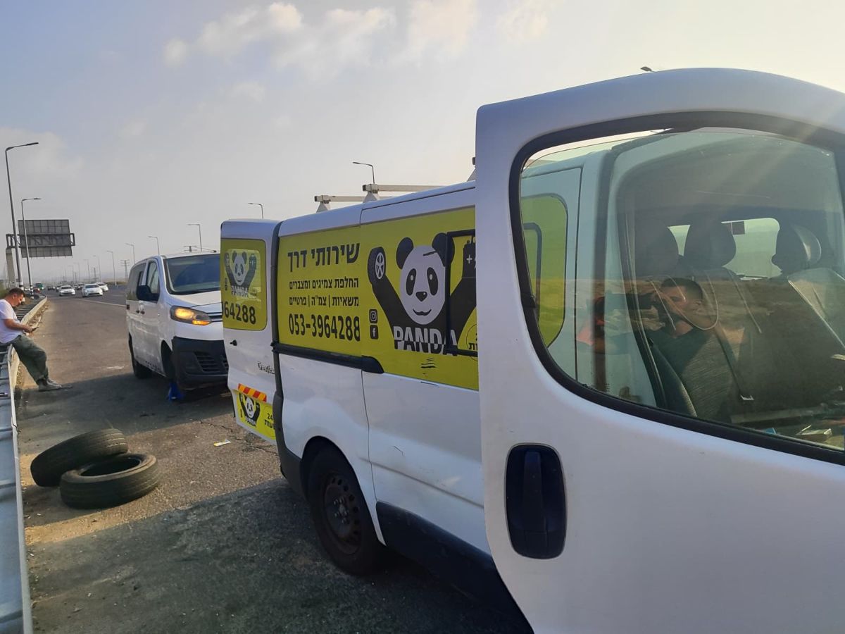 ניידות השירות של פנדה בשוליים של כביש בין-עירוני