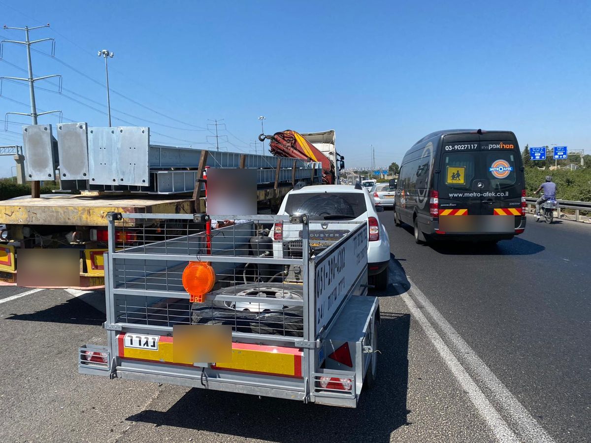 עגלת השירות של פנדה בשוליים של כביש סואן, בזמן חילוץ